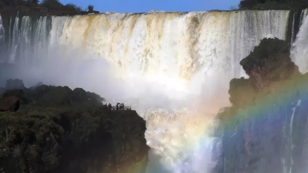 En Iguazú, el pozo mide más de 80 metros y es una de las más famosas del mundo