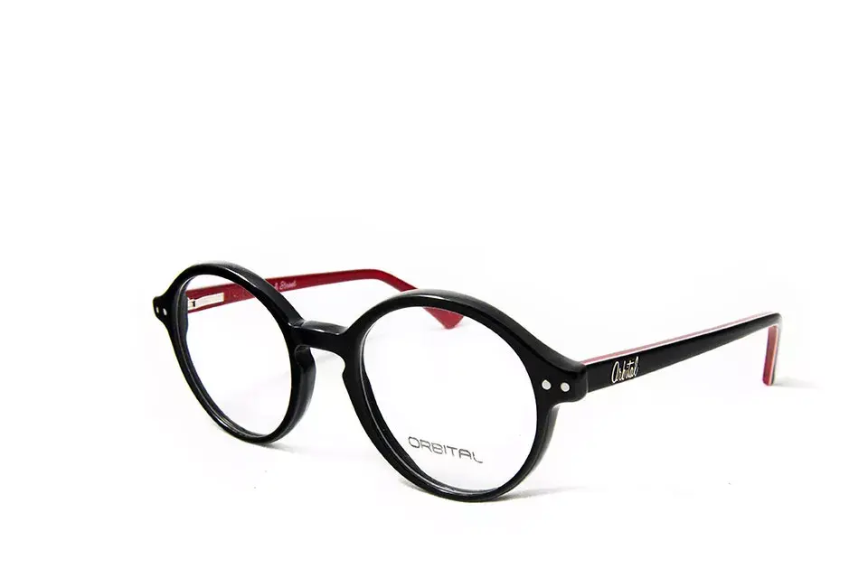 Redondos negros y con patillas en rojo, el modelo que más llama la atención esta temporada (Orbital, $ 1.199)