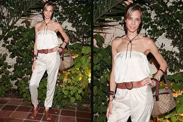 Lorena Ceriscioli estuvo también en el evento de Garza Lobos. Eligió un mono strapless que cortó con los accesorios. Divina la cartera Gucci, ¿no?