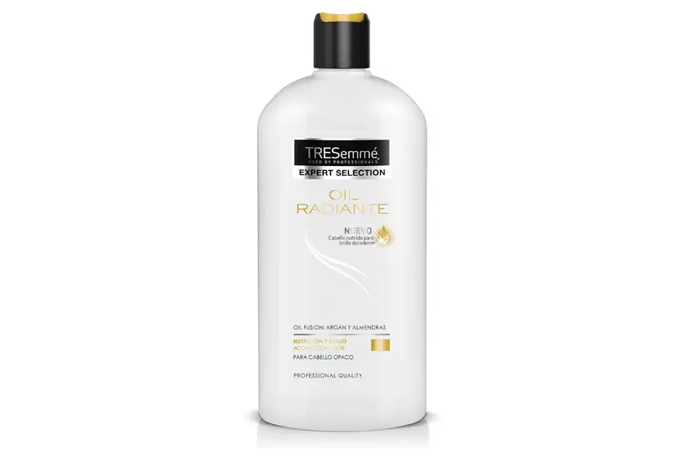 Acondicionador Oil Rdiante suaviza la textura del cabello sin dejarlo pesado. Un cabello nutrido para un brillo duradero y un increíble aroma a argán y almendras (TRESemmé, $86,27)