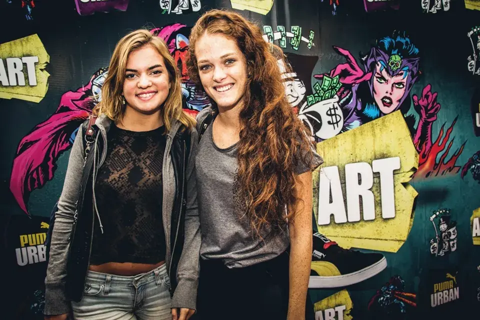 Jenny Martínez, la actriz de Aliados, estuvo en el Puma Urban Art con una amiga. ¡Qué lindos rulos que tiene Jenny!