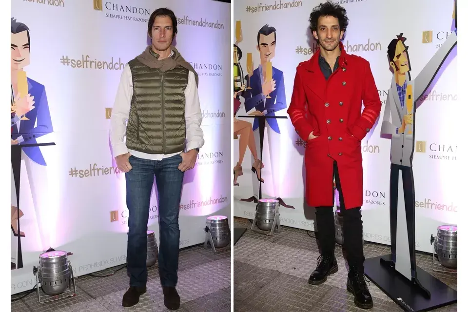 Iván de Pineda y Juan Minujín asistieron al festejo con dos looks bien distintos. Iván, más casual, con jean, chaleco y bufanda. Y Juan, siempre jugado, optó por un abrigo rojo al mejor estilo Sergeant Peppers. ¿Cuál de los dos te gusta más?