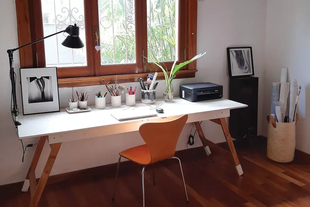 La mesa de caballete es salvadora; fácil de conseguir y económica. Una gran opción para quienes no tienen escritorio.