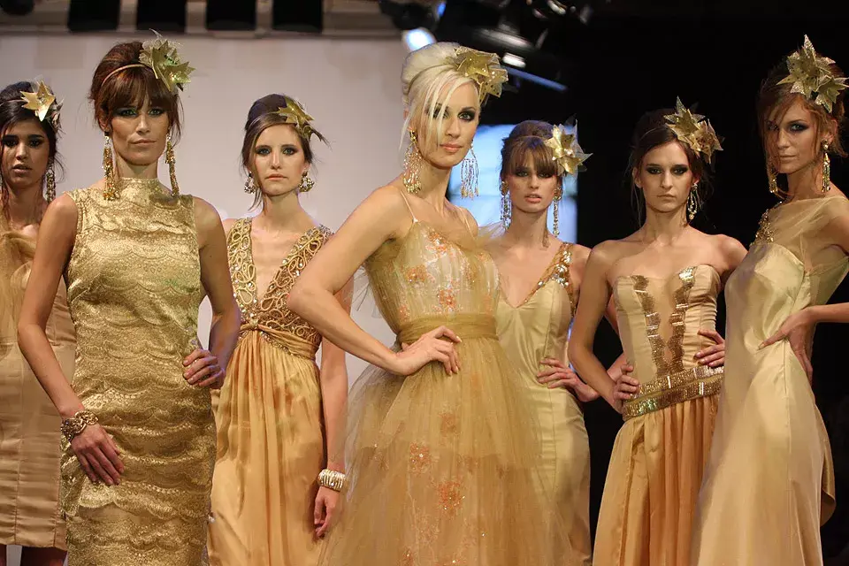 Vestidos en tonos dorados en una de las pasadas de Laurencio Adot