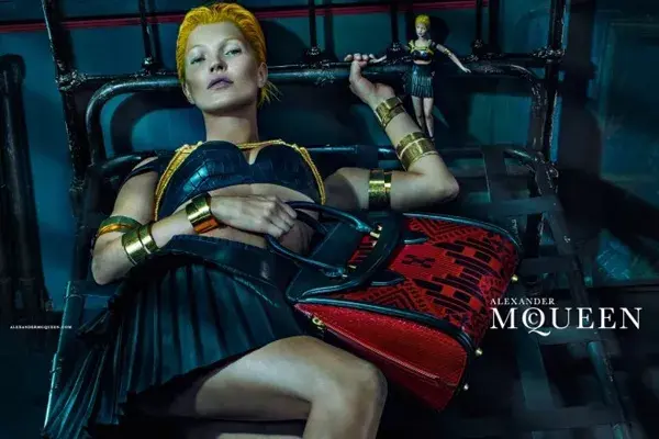 Como una gladiadora del futuro, ssí se la puede ver a Kate Moss en la nueva campaña de McQueen