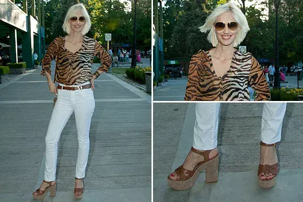 En el Abierto de polo, Ingrid Grudke apostó por el animal print con una camisa con transparencias, jeans blancos y sandalias de cuero