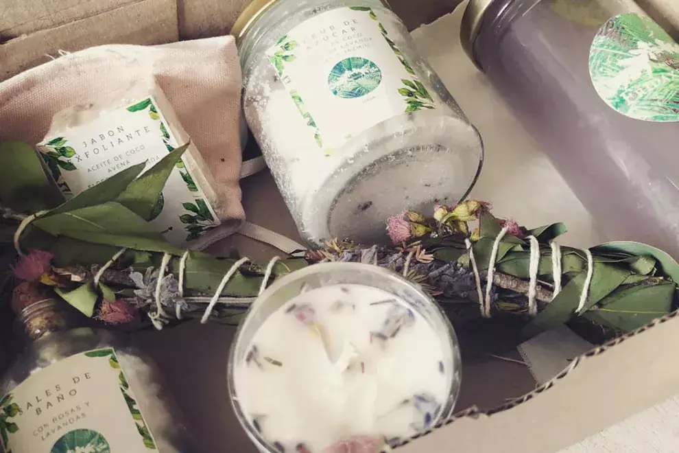 Gift Box spa y drinks de Fridaxelmundo, desde $1300, incluye jabón exfoliante, mix de sales, vela de soja, sahumo, trago o limonada. @fridaxelmundogardenbar