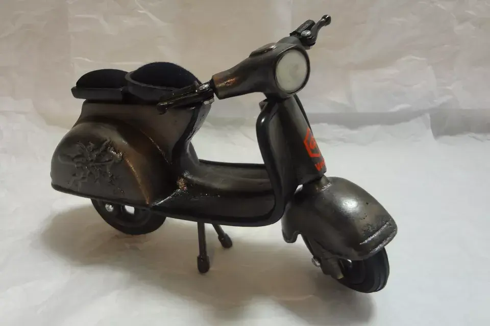 Para los fanáticos de los objetos de colección, Vespa metálica (Ideale Mobili, $750)