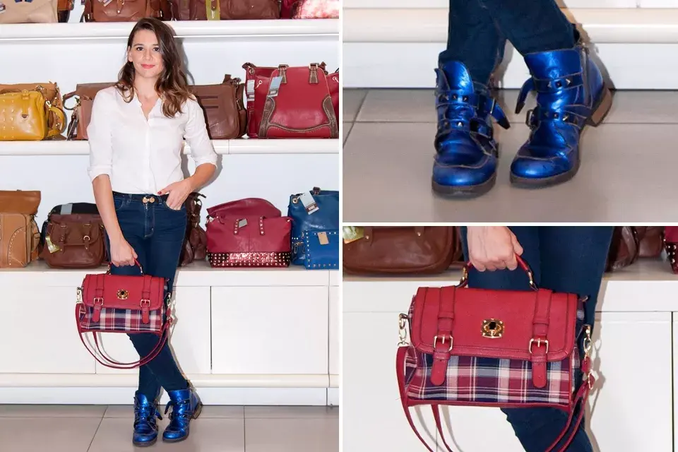 Laura Azcurra con camisa blanca, jean azul y unas botas muy cancheras en color azul klein ¡Divina la cartera de Top3 que eligió para completar su equipo! Sencilla, pero acertada