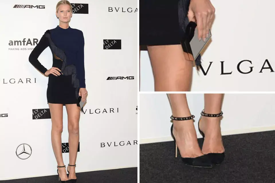 Toni Garrn con un vestido slim, de la colección de  Stella McCartney y un clutch en color dorado