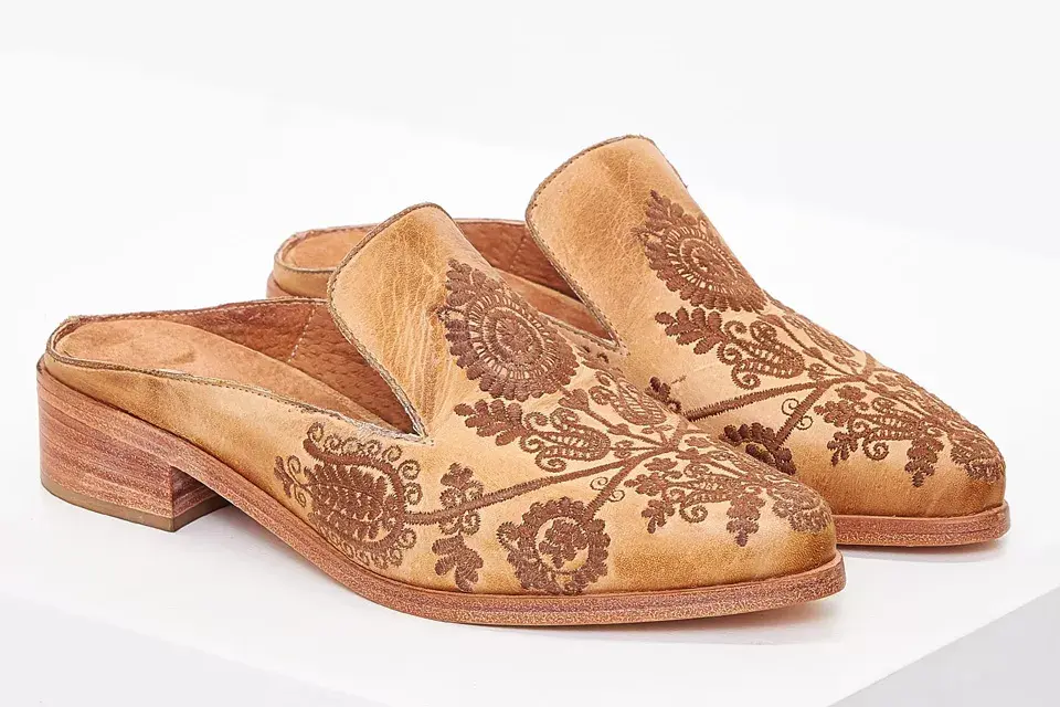 Flats sin talón bordadas (Clara Barcelo, $4140)