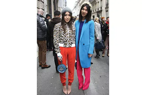 Color block en un look Taylor (con vincha de flores incluída) y otro deportivo chic