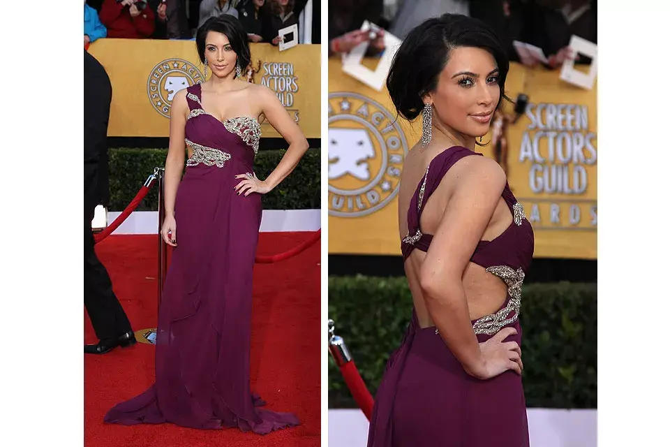 Kim Kardashian se inclinó por un vestido de un solo hombro de Marchesa en color ciruela  con piedras y cristales. La caída del chiffon de seda sobre el cuerpo de Kim no la favorecía, la hacía ver aún más caderona