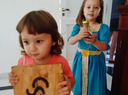 Nietas poniendo la mesa.