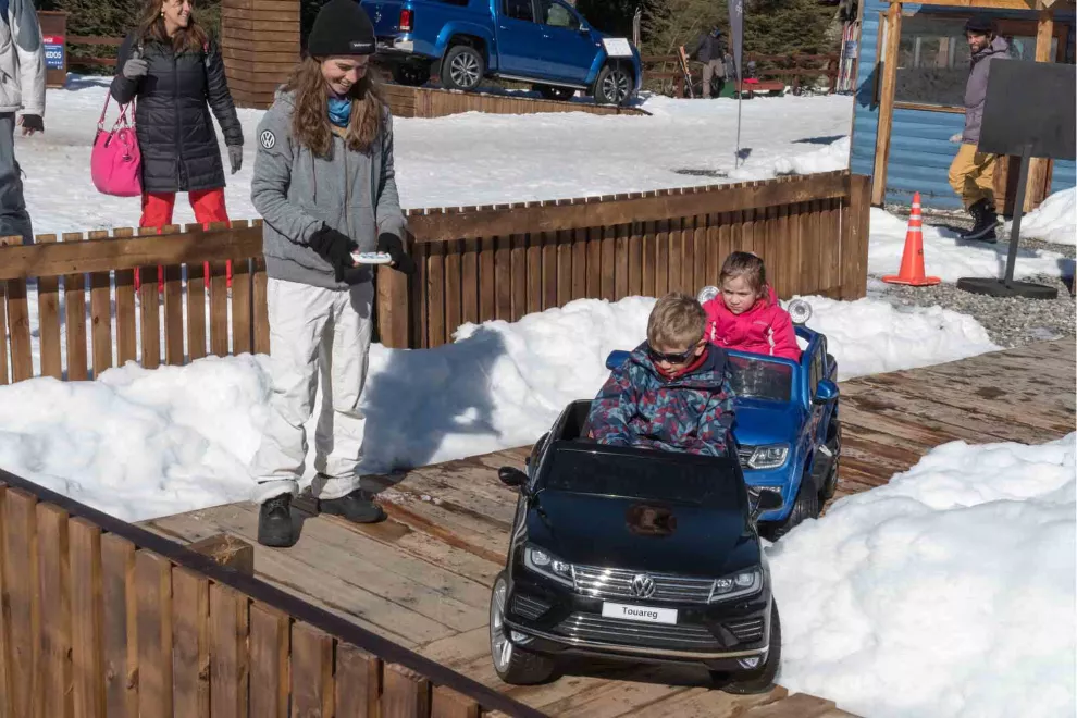 Los futuros conductores dieron sus primeros pasos manejando sobre la nieve en mini vehículos de la marca. Allí mismo, los grandes pudieron conocer los modelos Amarok V6 y el nuevo T-Cross