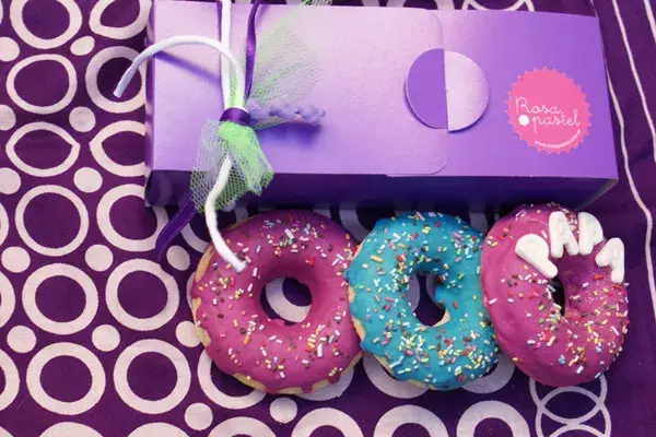 Rosa Pastel ofrece varios combos de donas decoradas, por ejemplo 3 donas grandes decoradas en caja especial, $45 . Hay que hacer el pedido con anticipación a www.rosapastel.com.ar