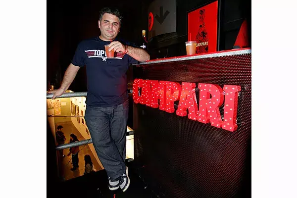 Siempre con remeras de películas, Sebastián De Caro pasó por la barra de Campari en Puro Diseño