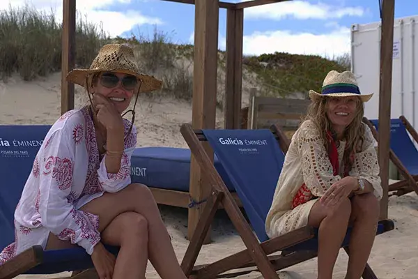 Las hermanas Sol y Loly Acuña eligieron la playa Galicia Éminent para descansar en Punta del Este. ¿El look? Túnicas y sombreros.