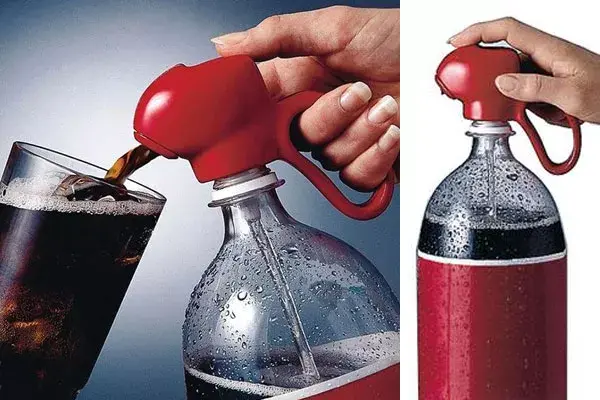 Miren este dispenser para gaseosas. Se lo podés poner a la botella que quieras y, lo mejor de todo, evita que se vaya el gas