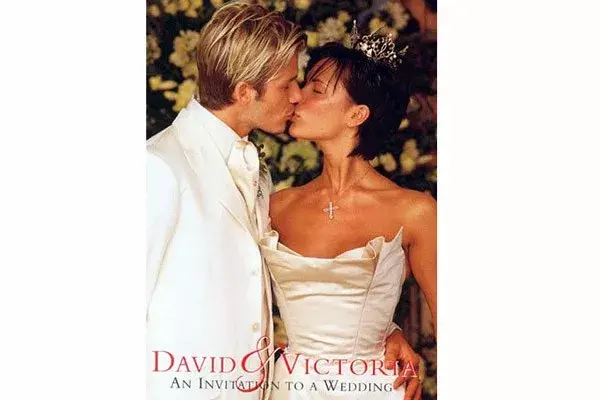 Victoria Adams usó un vestido de la diseñadora Vera Wang en su casamiento con David Beckham en 1999. El traje: un corset strapless. El detalle: una corona y un colgante con una cruz