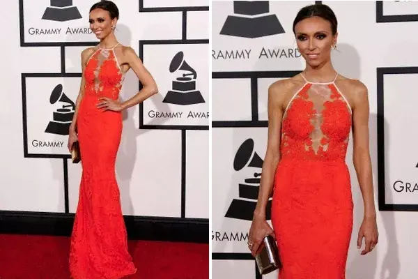 Giuliana Rancic le puso color al asunto con un diseño de encaje naranja con transparencias en el escote, de Alex Perry
