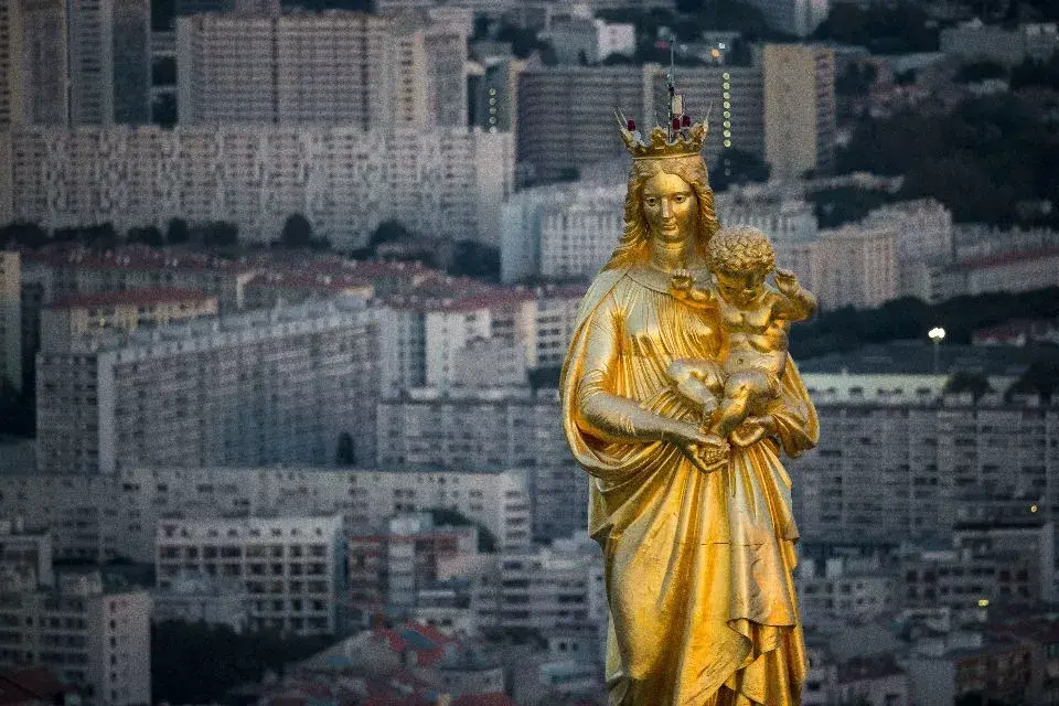 Statue de la Basilique Notre Dame de la Garde, Marseille, Bouches-du-Rhône, France. Copyright: © Yann Arthus-Bertrand / Altitude