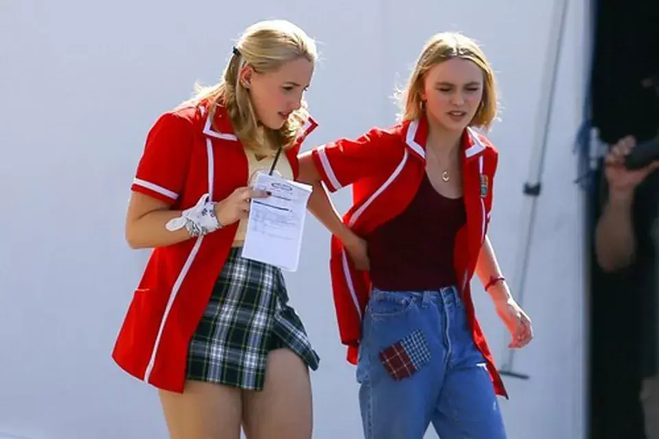 Lily Rose vive entre los Estados Unidos y Francia,  junto a su hermano y su madre, y asiste a un colegio en Los Ángeles
