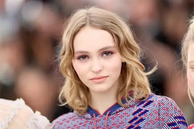 La hija de Jonny Deep es toda una it girl. Cambió su larga melena por el corte de moda. Bravo