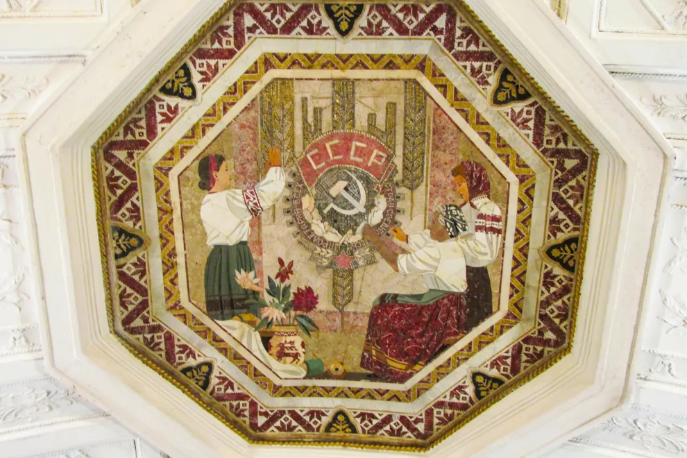 Un mosaico con motivo soviético en una estación de metro