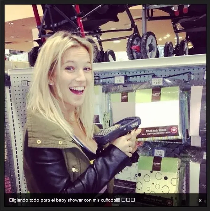 Luisana eligiendo los ultimos detalles para el baby shower