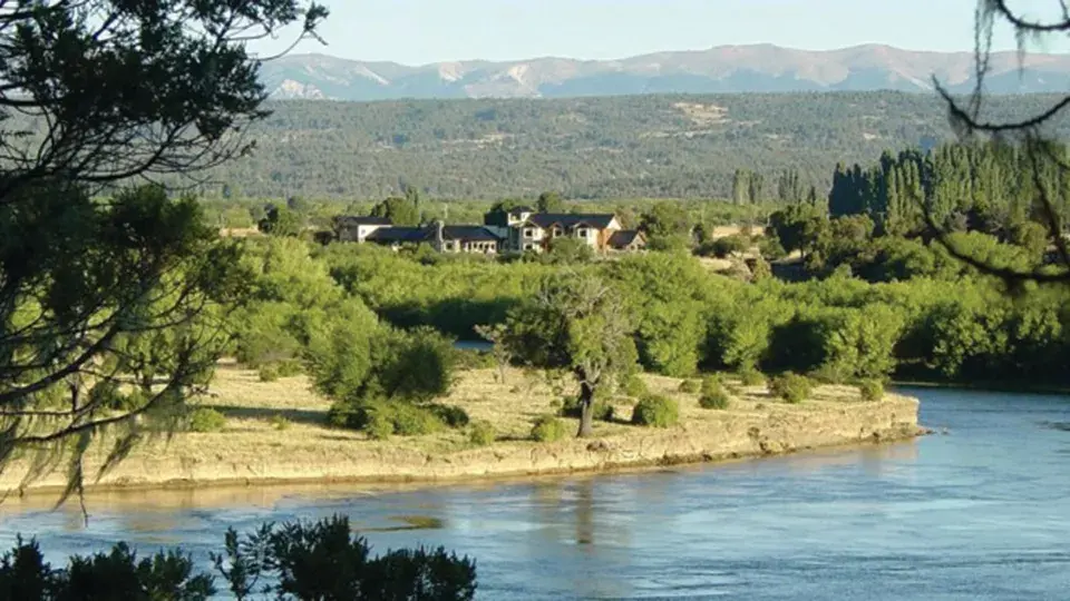 En el Parque Nacional Los Alerces, Challhuaquen Lodge deslumbra con su mirador (y su gastronomía)