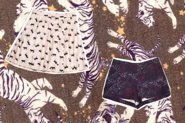 Pollera con motivo caballos, Uma. Shorts multicolor, Vitamina