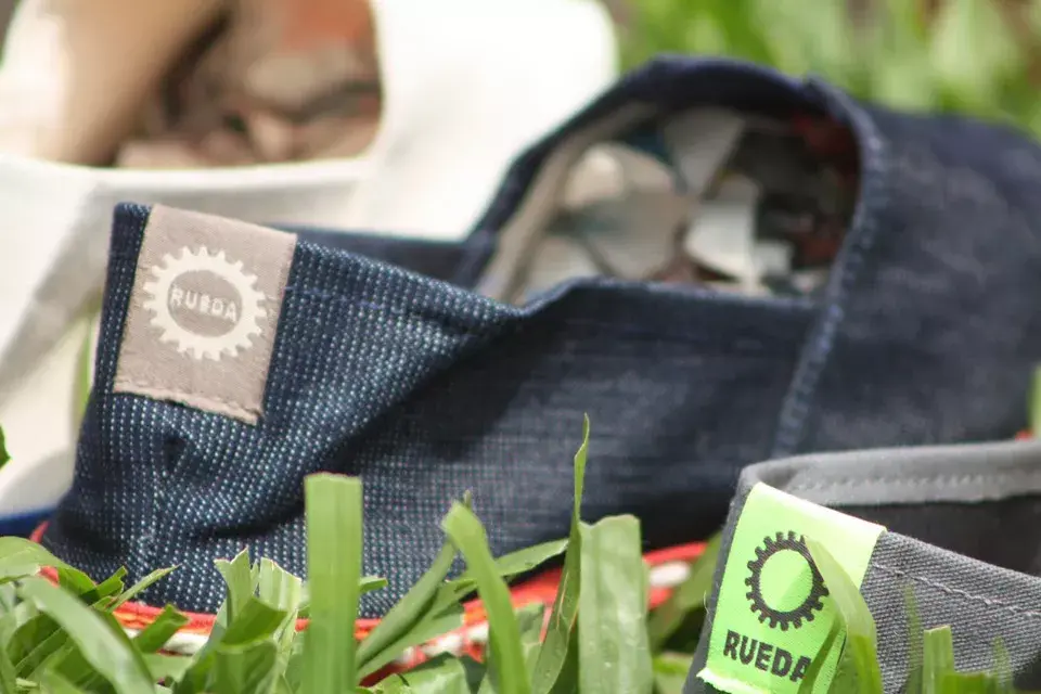 La marca de alpargatas creó una propuesta con una amplia variedad de colores y prints que se complementan con la tradicional suela de yute y goma de colores antideslizantes para hombres, mujeres y niños