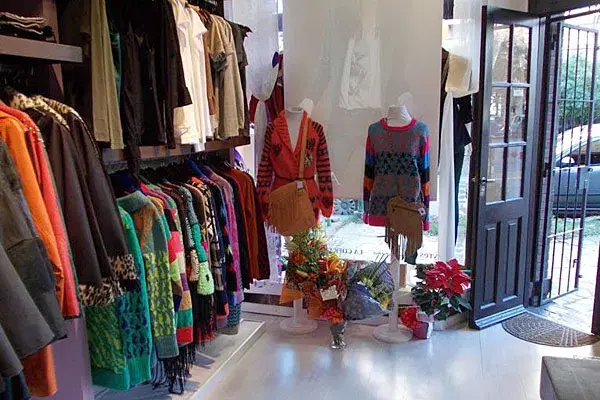 Sweaters de colores y abrigos, en liquidación