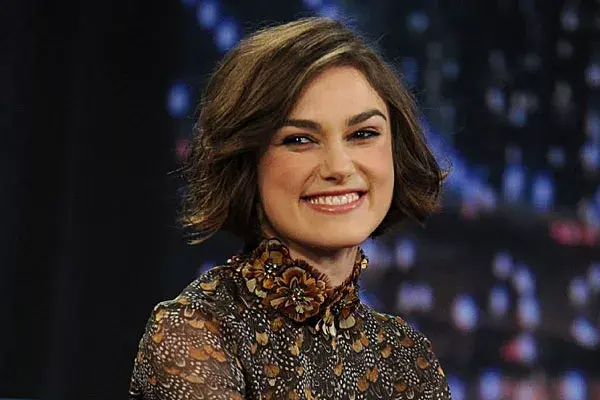 Con el pelo corto, las puntas hacia afuera y el flequillo al costado