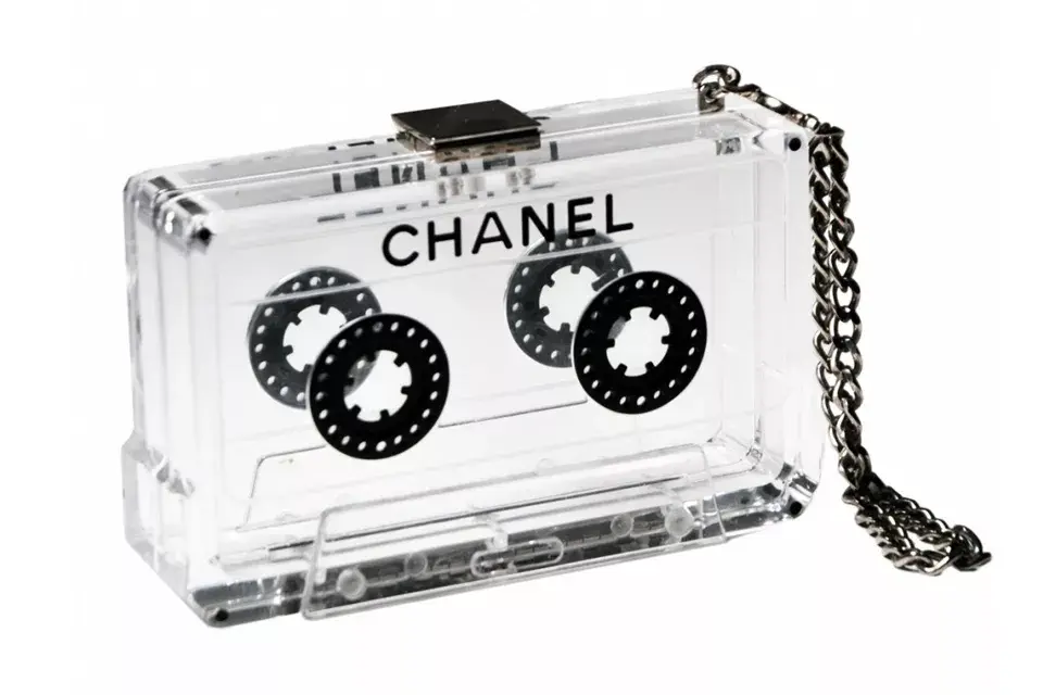 ¡Hasta a Karl Lagerfeld le agarró nostalgia! Esta carterita de mano con forma de cassette es muy chic