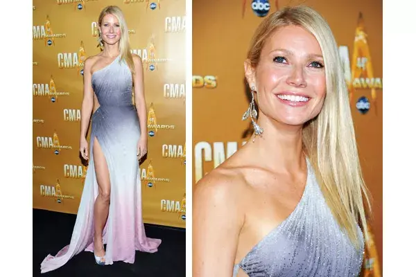 Algo jugado y no para todas, Gwyneth Paltrow apostó a un diseño de Atelier Versace de un solo hombro, un corte en la cintura y un enorme tajo en degradé de blanco, gris y rosa con cristales