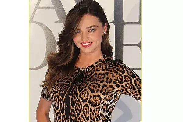 Miranda Kerr con blusa con estampa más grande