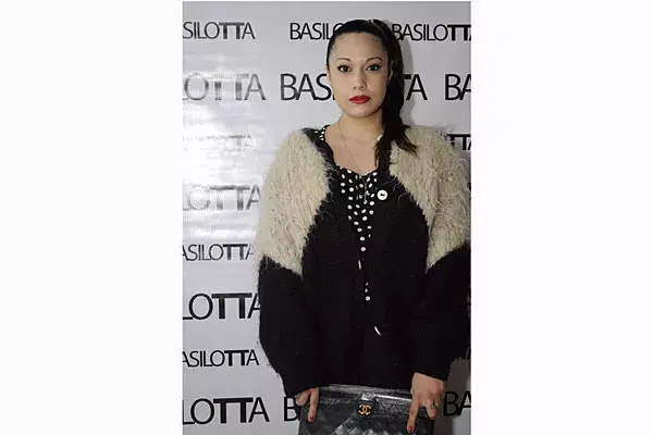 Para la presentación de Basilotta, Emme combinó un vestido a lunares con un cardigan de lana bien pesada; además, apostó por el maquillaje pin up; ¿qué tul?