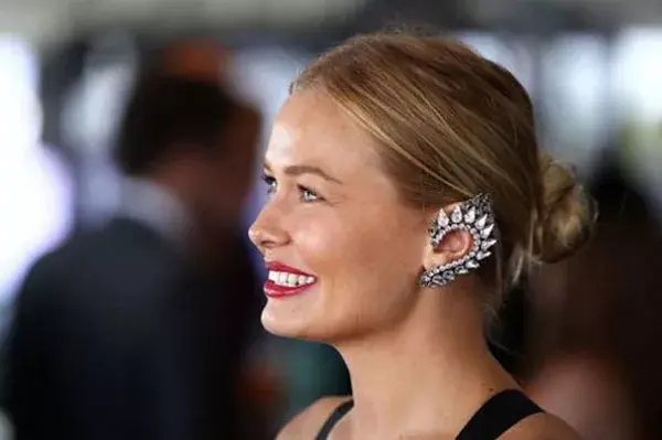 Lara Bingle, la modelo australiana, con un earcuff bien notorio que rodea toda su oreja