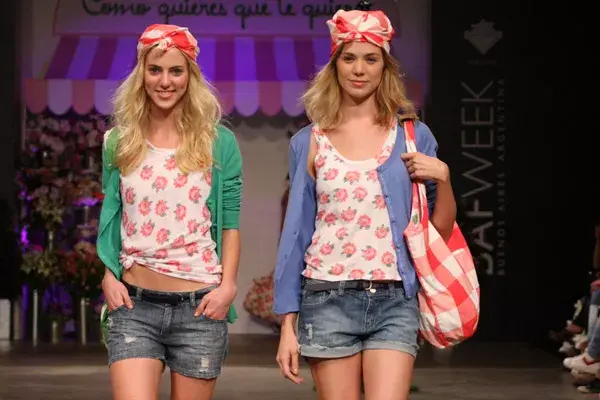 El jean viene bien liviano en un lavado gastado, de corte más holgado