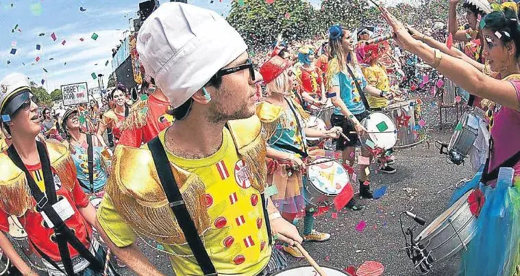 El Bloco do Sargento Pimenta canta temas de The Beatles, para que los turistas se sumen