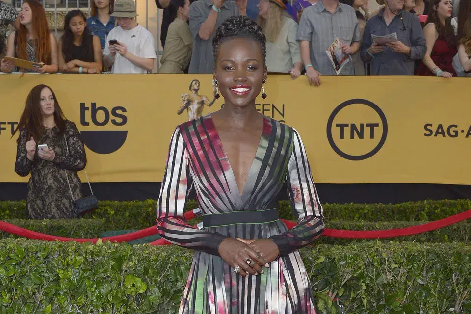 Lupita Nyong’o y, tal vez, el recogido más trabajado de la noche. Trenzas, torzadas y maxi chignon para todos