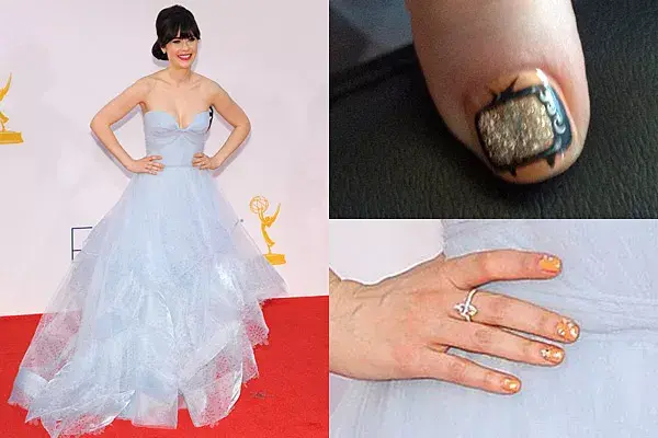 Zooey Deschanel decoró sus uñas con estrellas y una televisión para la entrega de los Emmy y puso las fotos en Twitter