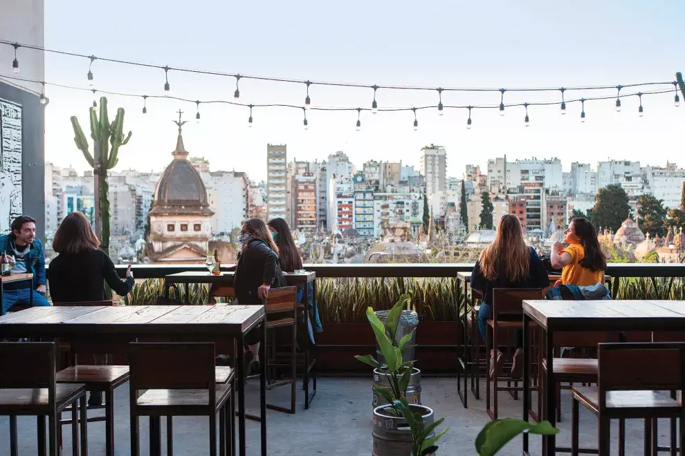 Desde la terraza de Buller se puede ver el cementerio de la Recoleta desde arriba.