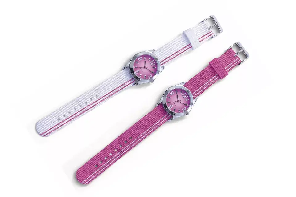 Fruity Colors reloj 2 en 1 analógico, con mallas intercambiables en color rosa y blanco (Avon, $717)