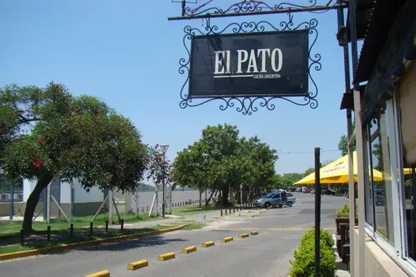 Cocina tradicional argentina frente al río