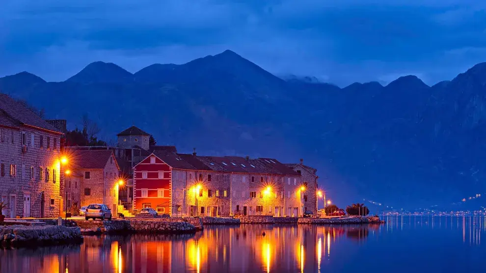 Kotor, de noche, sobre el Adriático