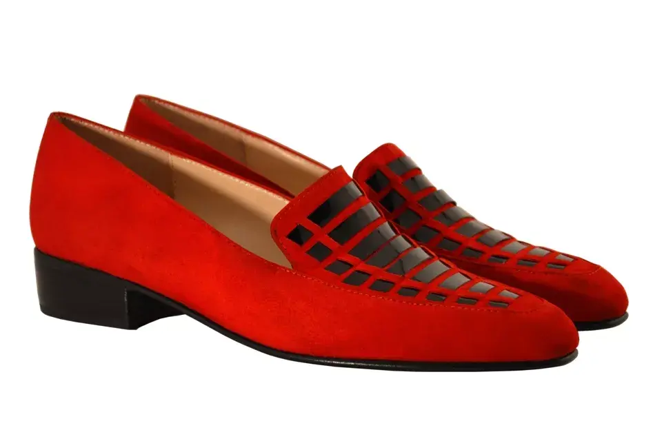 Mocasines en rojo y negro (Ines Robbio, $2180)