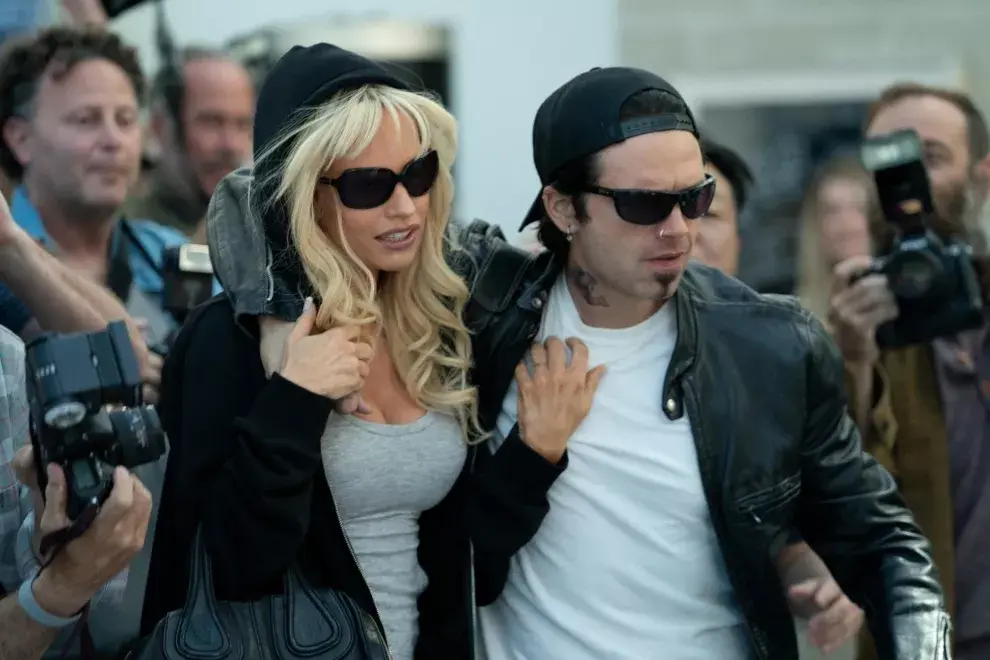 Lily James y Sebastian Stan como Pamela Anderson y Tommy Lee. Foto gentileza: Star+